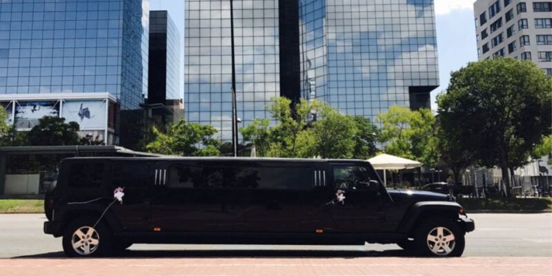Barcelona: Limousine Ride With Drinks & Entry to Nightclub - Complimentary Drinks Onboard