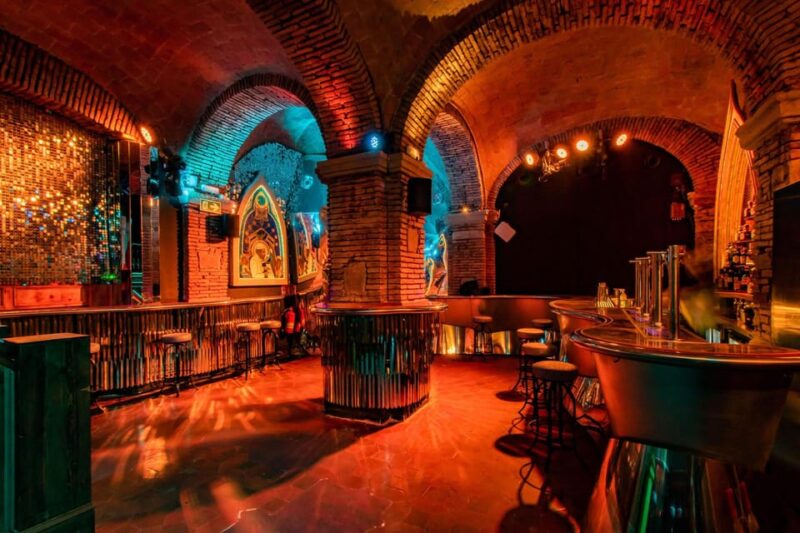 Barcelona Nightlife Secrets: Guided Tour - Guided Tour Features
