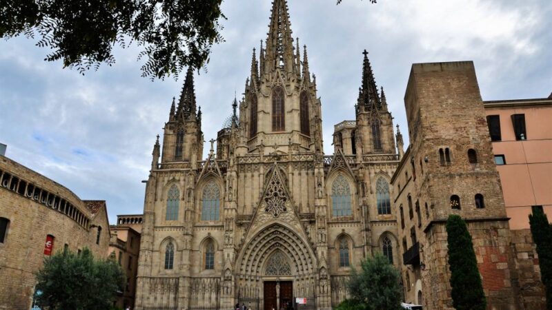 Barcelona: Old Town and Gothic Quarter Walking Tour - Tour Inclusions and Logistics