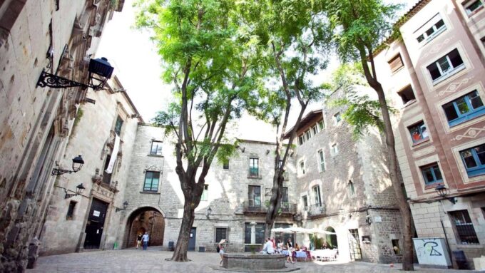 Barcelona: Old Town and Gothic Quarter Walking Tour - Exploring the Gothic Quarter