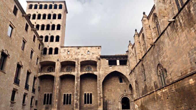 Barcelona: Old Town and Gothic Quarter Walking Tour - Walking Along La Rambla