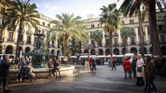 Barcelona: Old Town and Gothic Quarter Walking Tour - Visiting La Boqueria Market