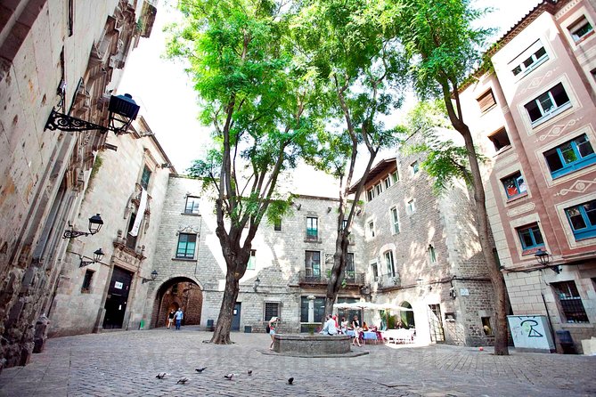 Barcelona Old Town and Gothic Quarter Walking Tour - Visiting Key Landmarks