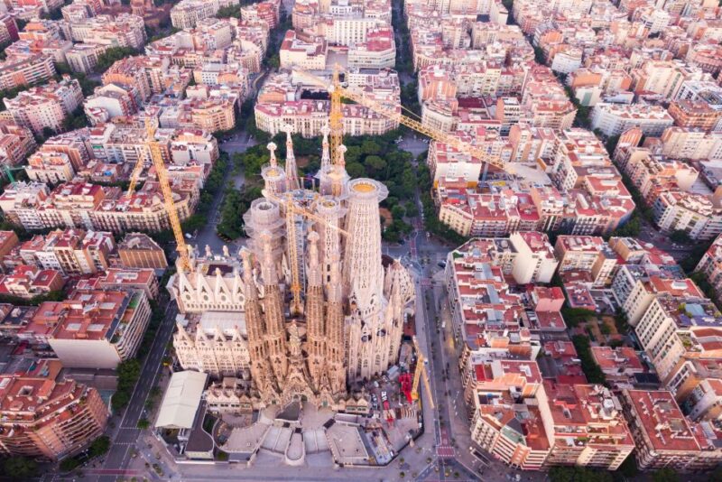 Barcelona Old Town and Top Attractions Private Car Tour - 6-Hour Tour With MNAC and Montjuïc