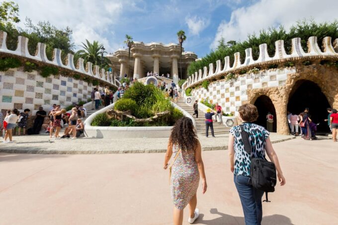 Barcelona: Park Guell Guided Tour With Skip-The-Line Entry - Exploring the Parks Architectural Wonders