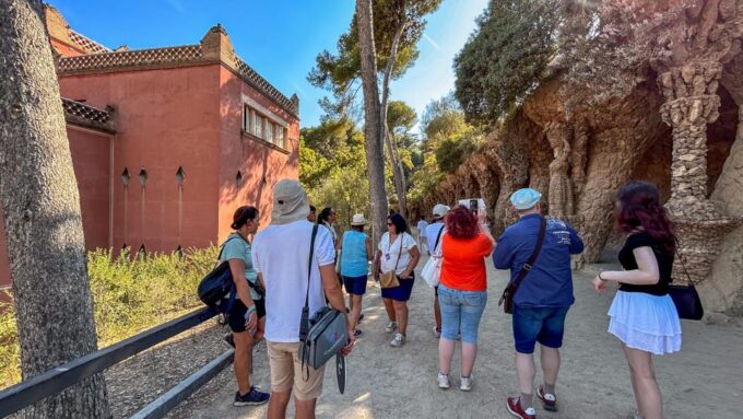 Barcelona: Park Güell Skip the Line Guided Tour With Ticket - Tour Itinerary and Starting Point