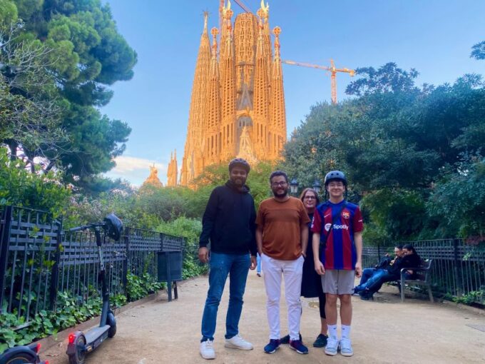 Barcelona: Private E-Bikes Tour / Electric Scooter - Sagrada Familia Admiration