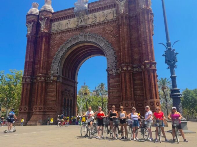 Barcelona: Private E-Bikes Tour / Electric Scooter - Discovering the Seafront Area