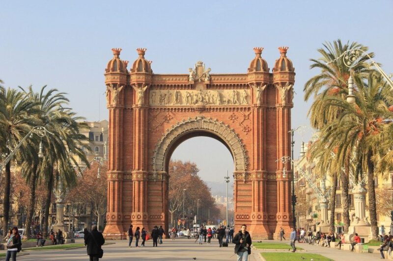 Barcelona: Private Exclusive History Tour With Local Expert - Key Points