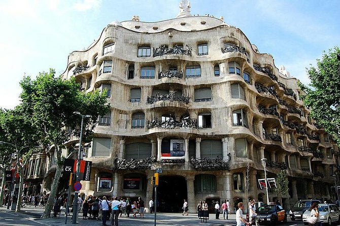 Barcelona Private Walking Tour With Skip the Line La Pedrera and Casa Batllo - Meeting and Pickup