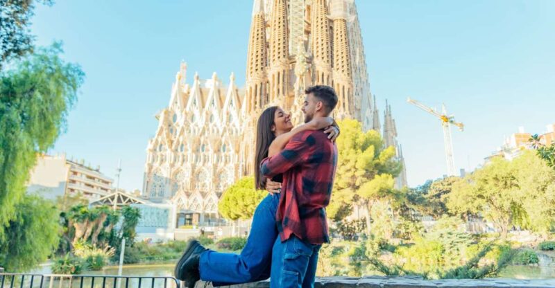 Barcelona: Professional Photoshoot Outside Sagrada Familia - Key Points
