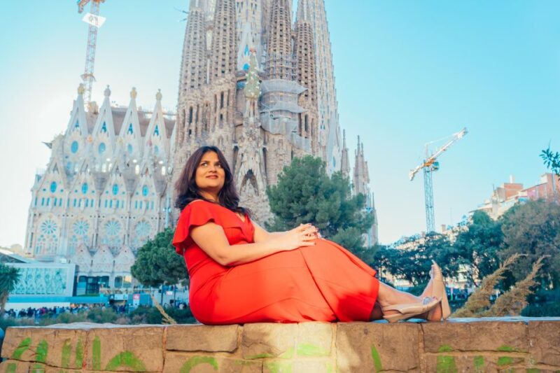 Barcelona: Professional Photoshoot Outside Sagrada Familia - Meeting Point