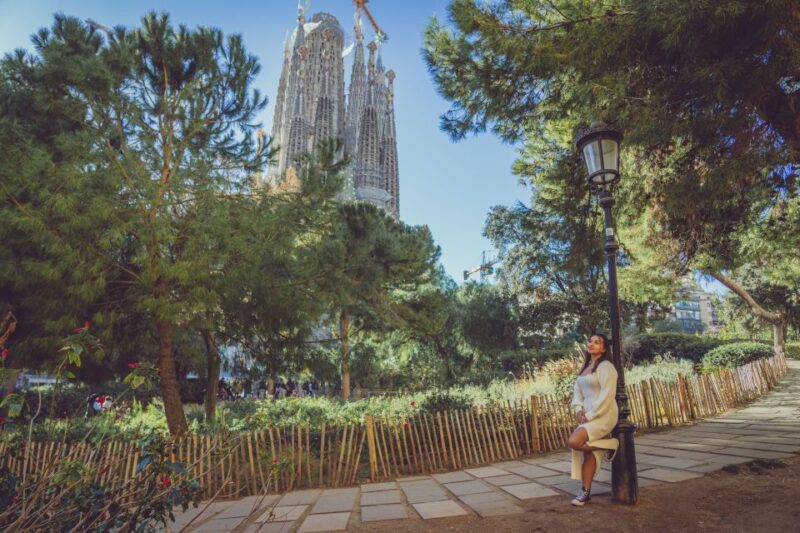 Barcelona: Professional Photoshoot Outside Sagrada Familia - Pricing and Booking