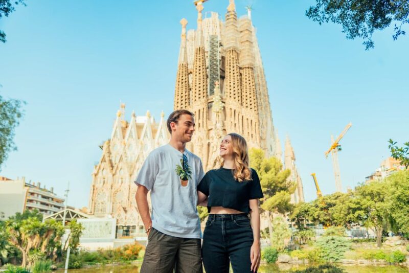 Barcelona: Professional Photoshoot Outside Sagrada Familia - Duration and Group Size