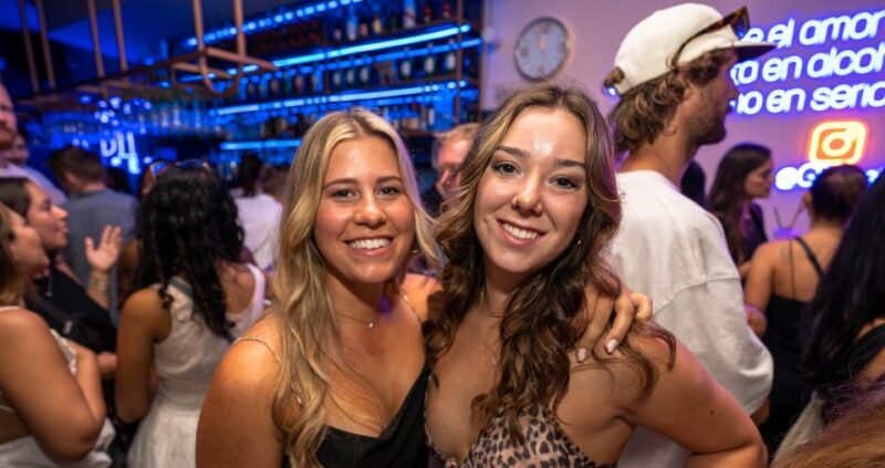 Barcelona: Pub Crawl With 1-Hour Open Bar and VIP Club Entry - Key Points