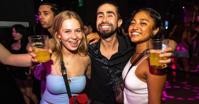 Barcelona: Pub Crawl With 1-Hour Open Bar and VIP Club Entry - Customer Ratings and Feedback