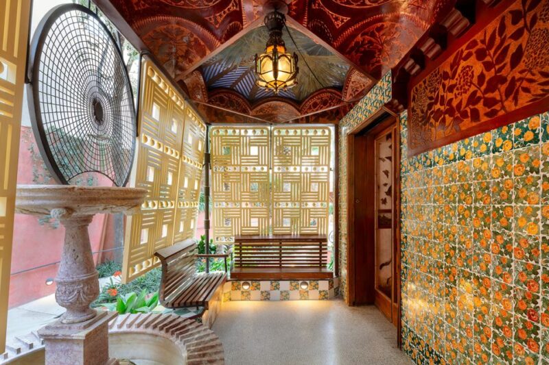 Barcelona: Sagrada Familia and Gaudi Houses Tour - Starting Location