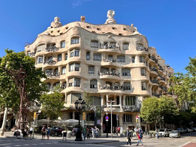 Barcelona: Sagrada Familia and Gaudi Houses Tour - Group Size and Language
