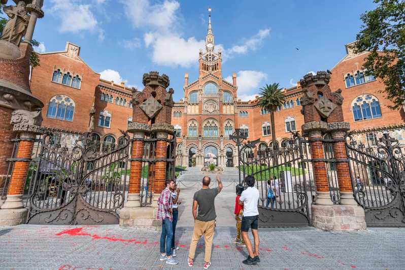 Barcelona: Sagrada Familia and Highlights 5h Vespa Tour - Walking Tour Highlights