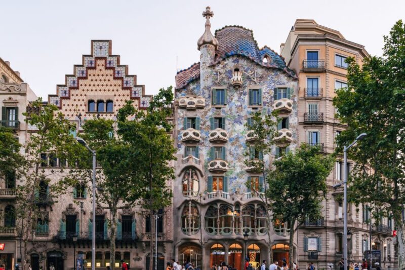 Barcelona: Sagrada Familia & City Sights Bike or E-Bike Tour - Activities
