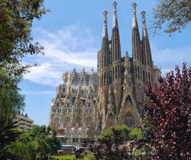 Barcelona: Sagrada Familia Skip the Line Guided Tour - Key Points