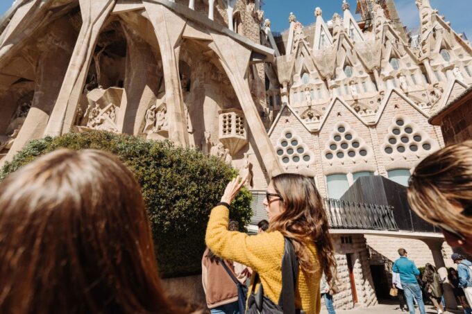 Barcelona: Sagrada Familia Skip-the-Line Guided Tour - Visitor Experience