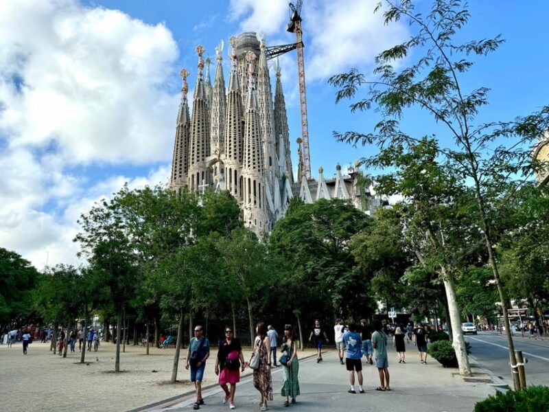 Barcelona: Sagrada Familia Small Group Tour & Skip the Line - Key Points