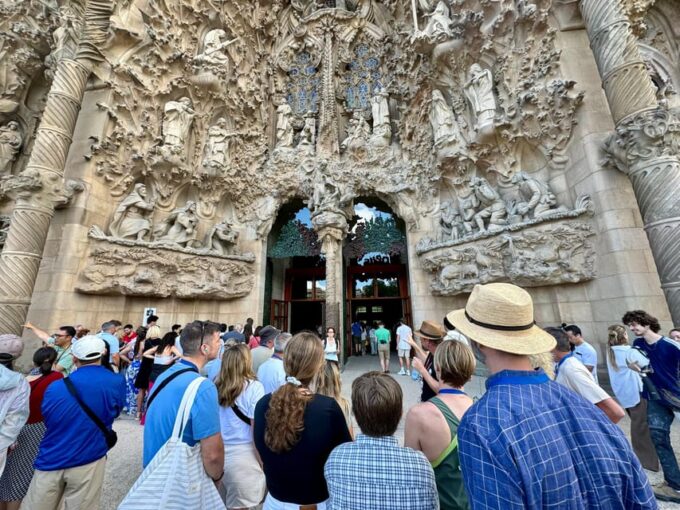 Barcelona: Sagrada Familia Small Group Tour & Skip the Line - Exploring Sagrada Familias Iconic Architecture