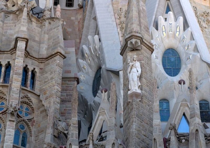 Barcelona: Sagrada Familia Tour of the Facades in English - Key Points