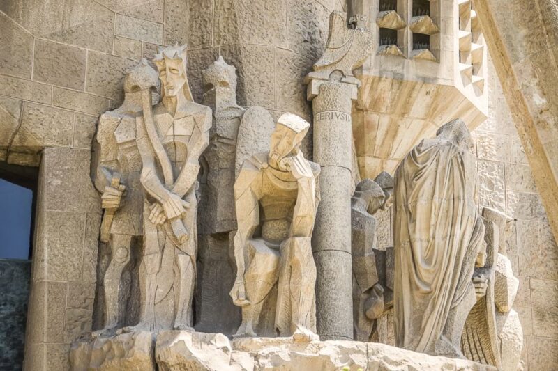 Barcelona: Sagrada Familia Tour With Skip-The-Line Access - Key Points