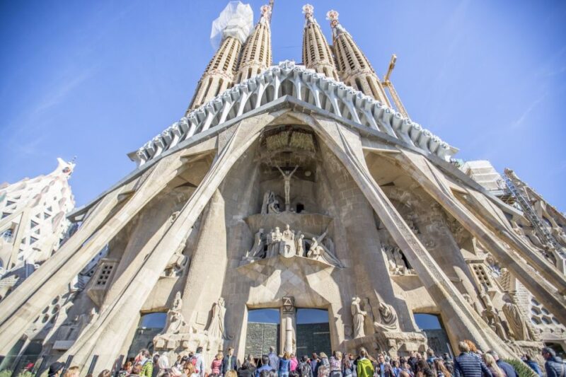 Barcelona: Sagrada Familia With Towers and Park Güell Tour - Visiting the Towers