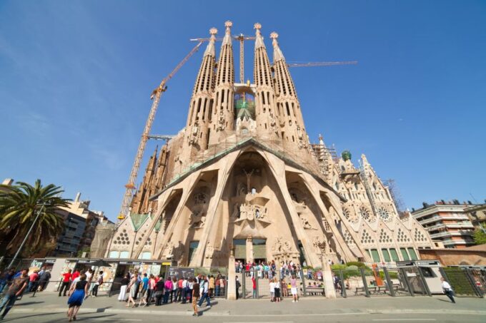 Barcelona: Sagrada Familia With Towers and Park Güell Tour - Tour Highlights