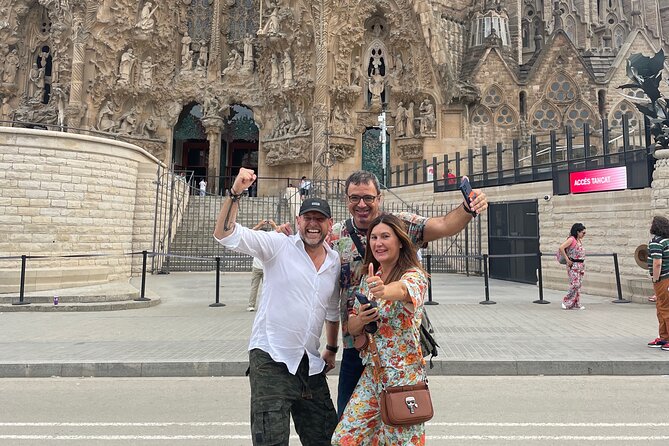 Barcelona Scavenger Hunt and Sights Self-Guided Tour - Exploring the City