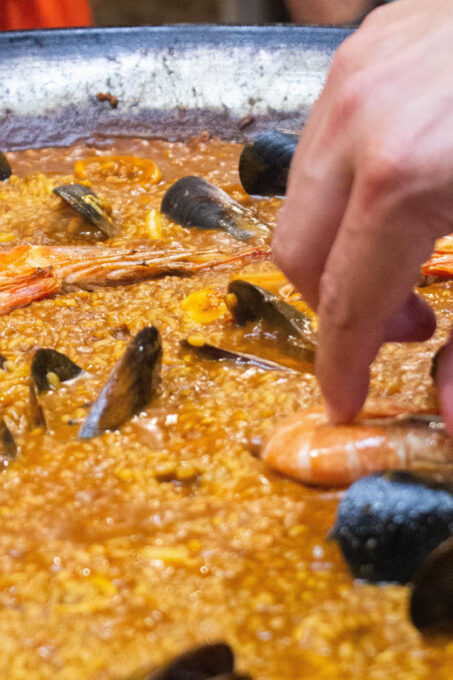 Barcelona: Seafood Paella Cooking Class & Boqueria Market - Enjoying the Full Meal and Drinks