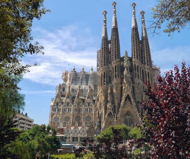 Barcelona: Sightseeing With Private Tour & Transportation - Iconic Sagrada Familia