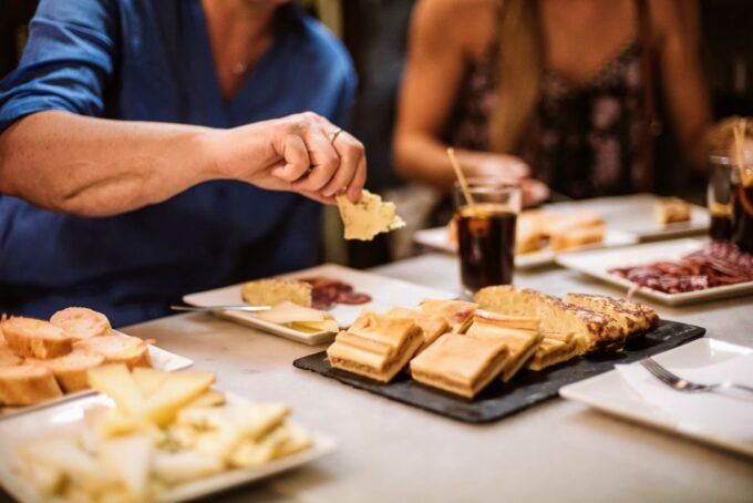 Barcelona: Tapas Tasting Tour in the Gothic Quarter - Tour Duration and Group Size