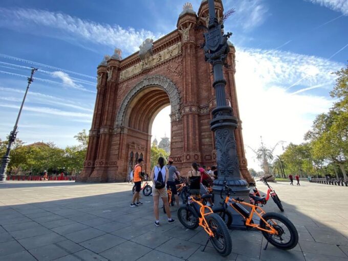 Barcelona: Top-20 City Sights Bike/eBike Guided Private Tour - Meeting Point and Age Restrictions
