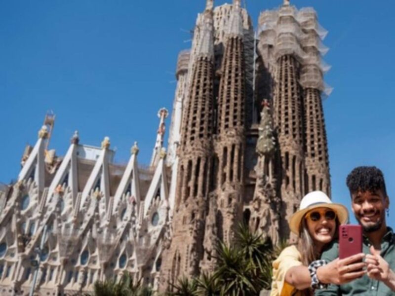 Barcelona: Walking Tour of Modernism and Gaudi's Works - Experience Highlights