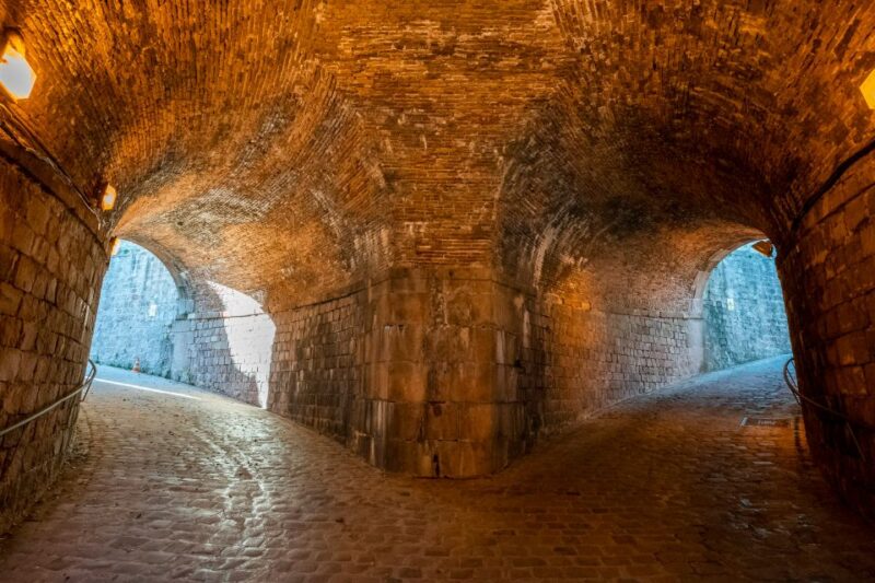 Barcelona: Walking Tour With Montjuic Castle & Cable Car - Key Points