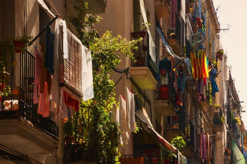 Barcelona'S Contrasts: the History Through Its Neighborhoods - Key Points