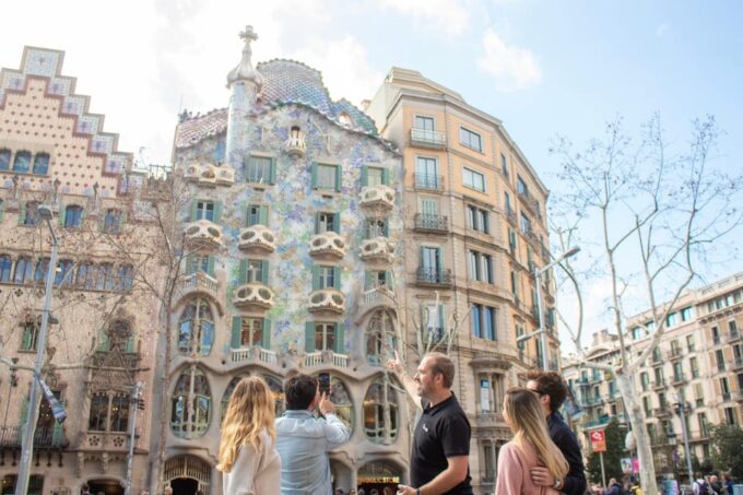 Barcelona'S Contrasts: the History Through Its Neighborhoods - Booking Information