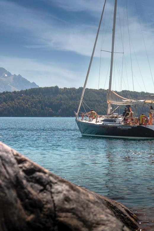 Bariloche: Gourmet Sailboat Cruise on Nahuel Huapi Lake - Onboard Amenities
