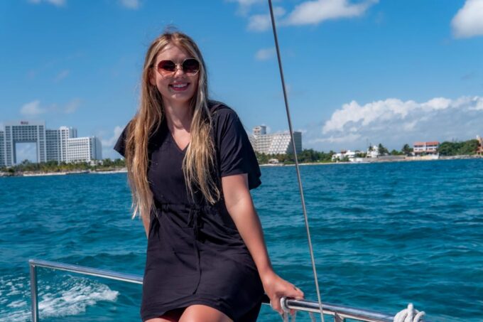 Basic Tour Isla Mujeres and Open Bar - Suitable for Participants