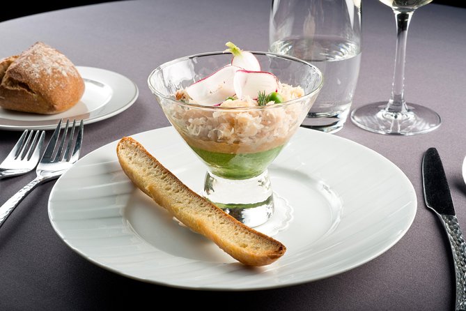 Bateaux Parisiens Seine River Gourmet Dinner & Sightseeing Cruise - Inclusions and Amenities