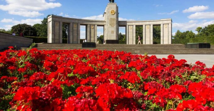 Battle of Berlin: Full Day Private Historic Black Van Tour - Booking and Availability