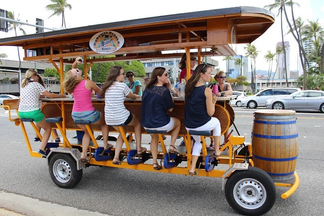 Beer Lovers Bike Tour of Honolulu - Meeting the Knowledgeable Tour Guide