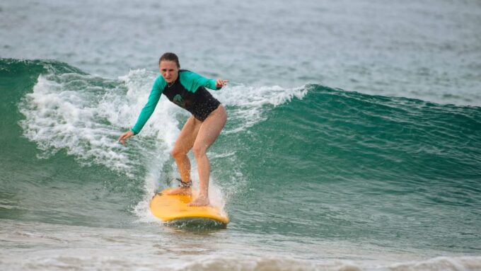 Beginner Surfing Lesson and Surfguide - What to Bring