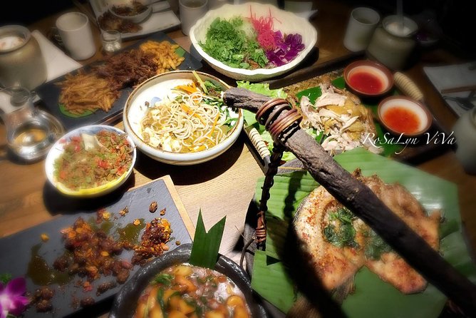 Beijing Hutong Night Tour With Yunnan Style Dinner and Chartered Boat Ride at Houhai Lake - Exploring Xie Street (Hutong)