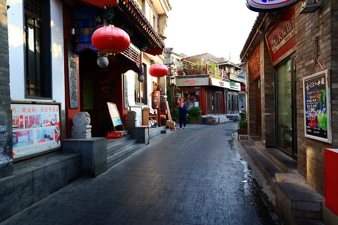 Beijing Hutong Night Tour With Yunnan Style Dinner and Chartered Boat Ride at Houhai Lake - Tour Requirements and Traveler Reviews