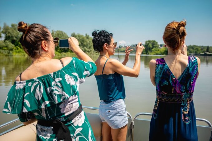 Belgrade: Sightseeing Boat Cruise With Drinks - Included Drinks and Amenities